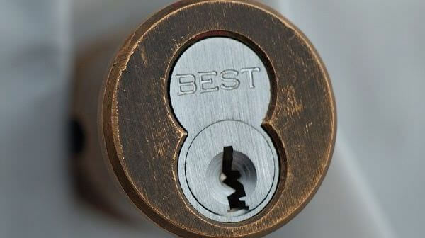 Замена личинки замка входной двери в Брянске